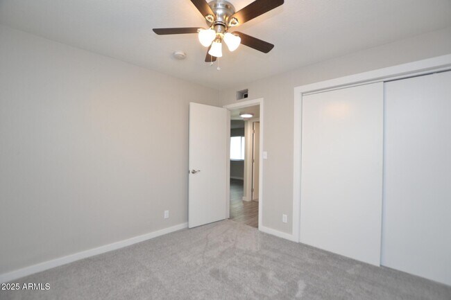 Building Photo - 2202 W Devonshire Ave