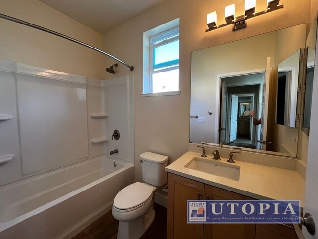 Building Photo - Spacious and Modern 3-bedroom, 3.5 bathroom in Seabright just minutes away from the Beach Boardwa...