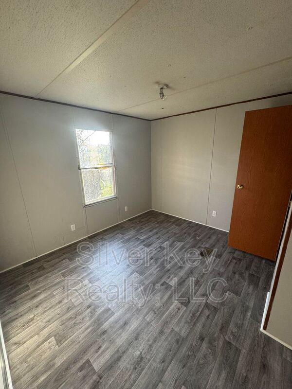 Building Photo - 901 Eastanallee Ave