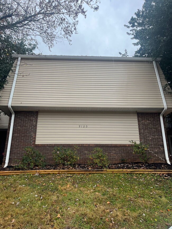 Building Photo - Spacious 2 bdrm/1.5 bath townhome in Cedar...