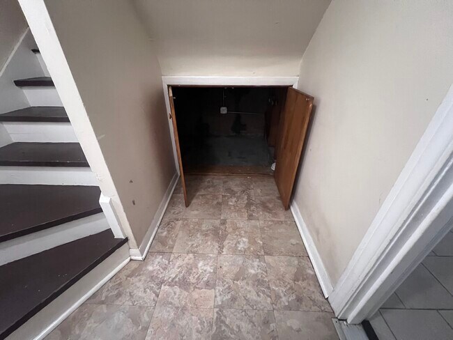 Building Photo - 1946 Euclid Ave