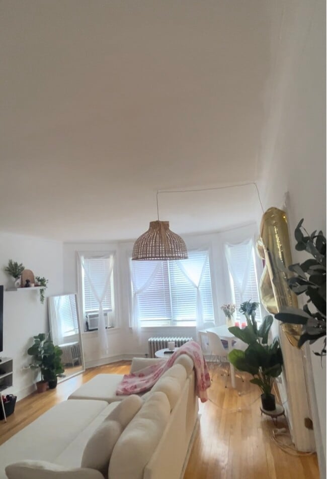 Building Photo - 2638 W Summerdale Ave