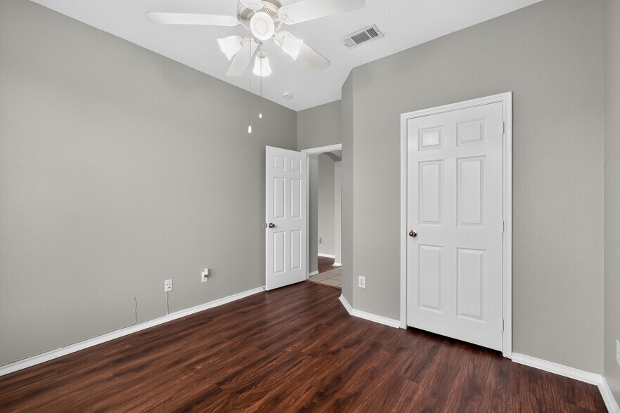 Building Photo - 217 Pinewood Trl