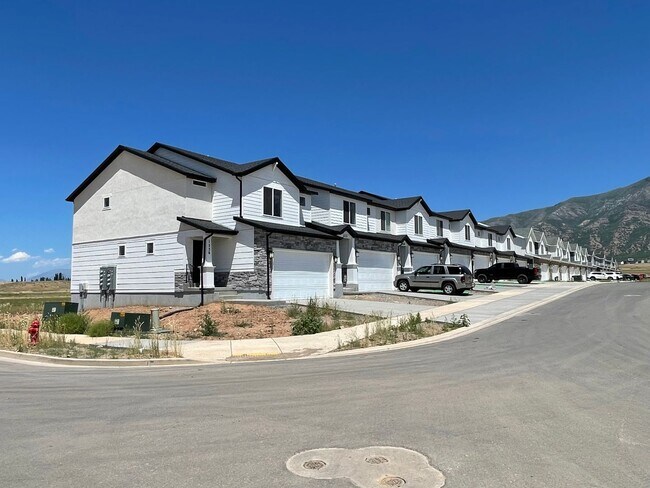 Building Photo - 3-Bedroom Townhome in Santaquin!