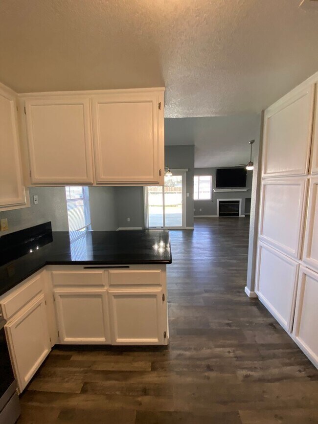 Building Photo - Newley Remodeled 3 BD 2 BA house on corner...