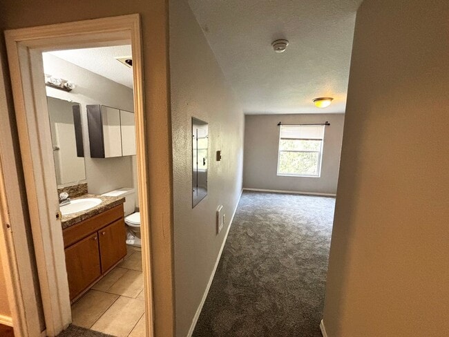 Building Photo - Modern Condo in Gresham near Glendoveer!