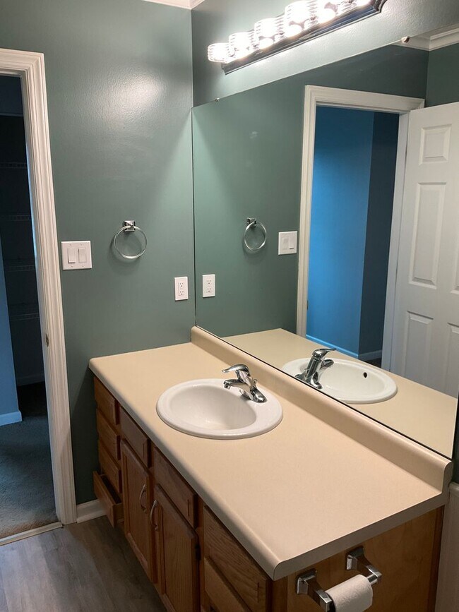 Building Photo - Large 3 Bedroom 2.5 bath townhome with additional finished room.