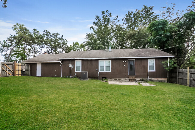 Building Photo - Lovely Three Bedroom