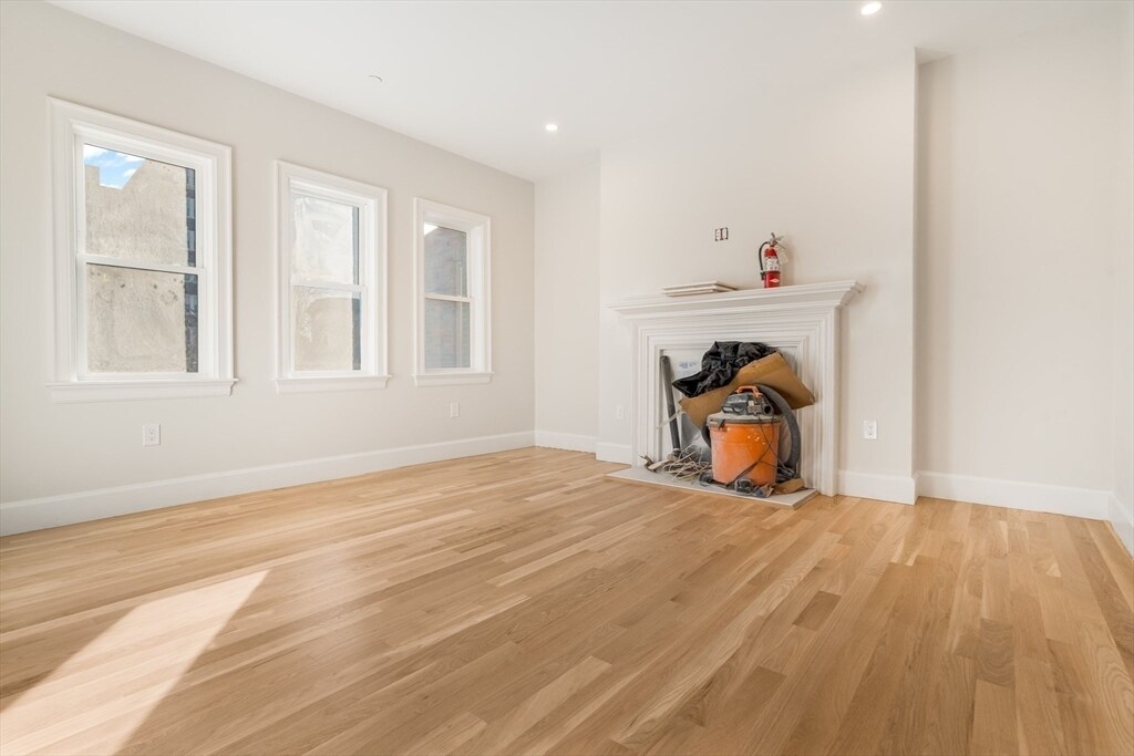 Building Photo - 1370 Beacon St