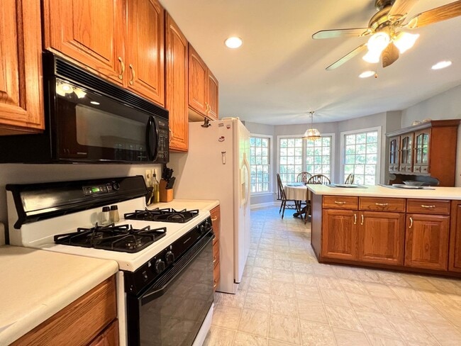 Building Photo - Life Just Got Better.-MONTH TO MONTH LEASE...