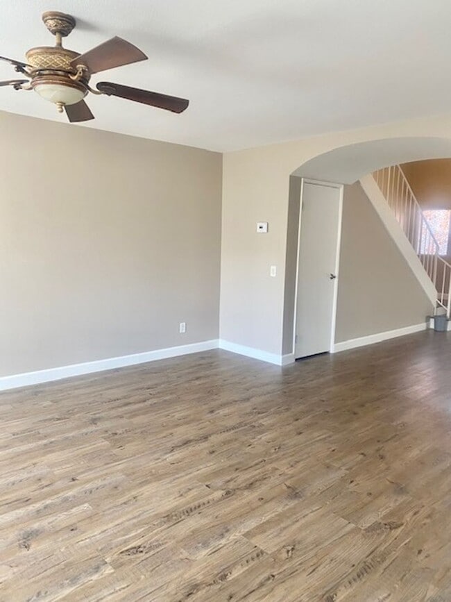 Building Photo - Spacious home/townhome in wonderful neighb...