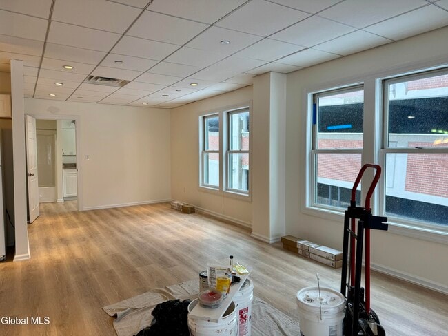 Building Photo - 433 Broadway