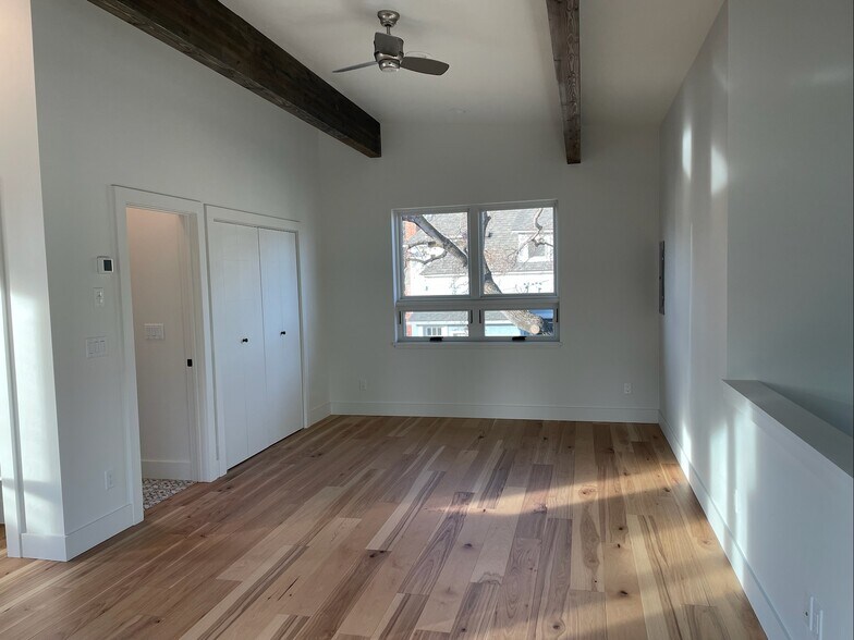 Building Photo - 220 S Willson Ave
