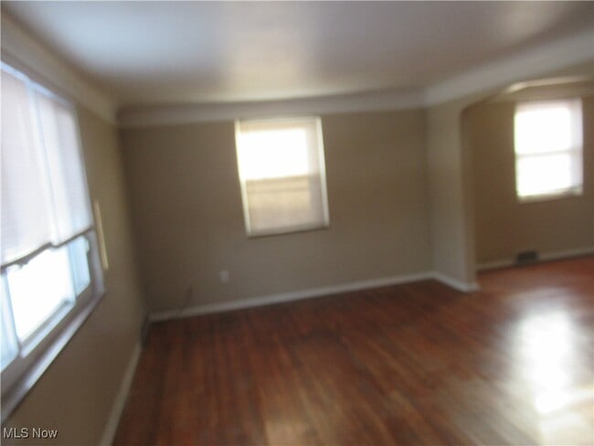 Building Photo - 410 E 222nd St