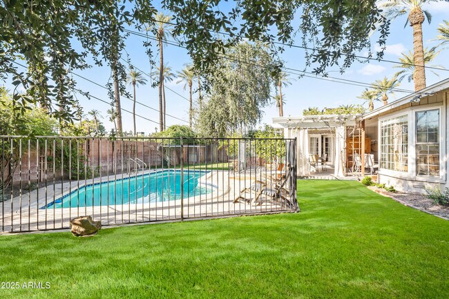 Building Photo - 4631 E Pinchot Ave