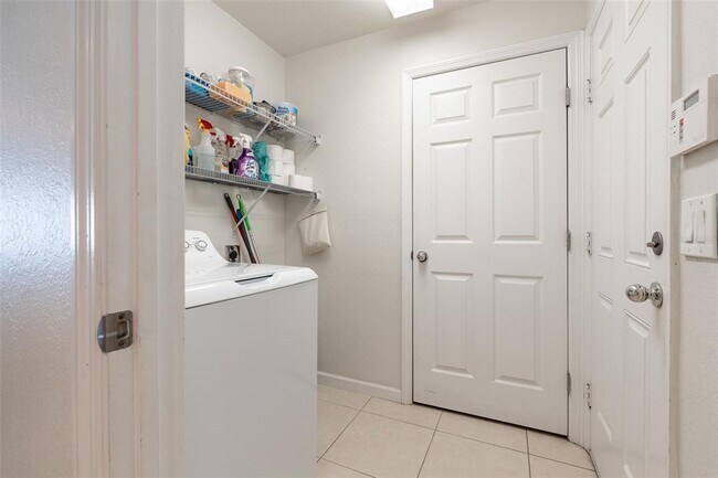Building Photo - 5561 SW 40th St