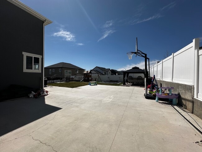 Building Photo - 353 N High Ridge Rd