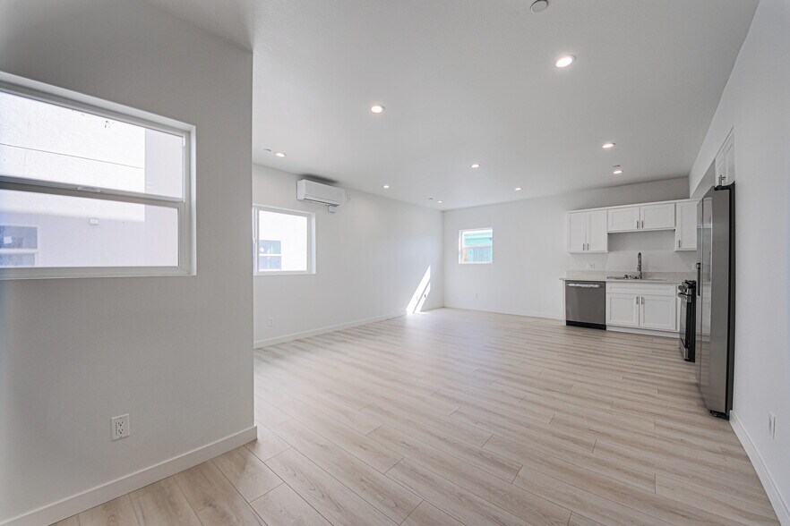 Building Photo - 2811 S Cloverdale Ave