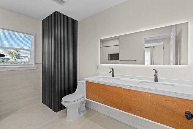 Building Photo - 1401 Drew St