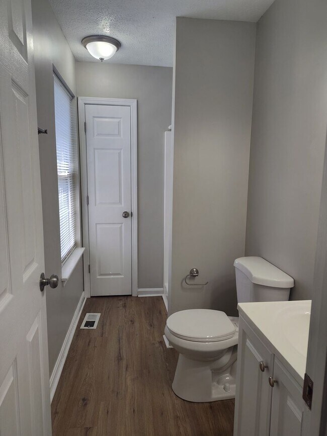 Building Photo - Charming 5-bed, 2.5-bath available in Rine...