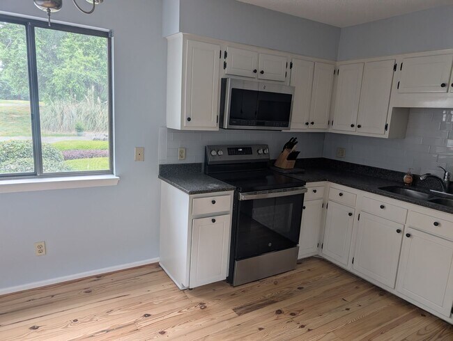 Building Photo - 22 Royal Oaks Dr
