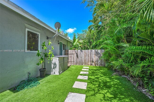 Building Photo - 21 NE 48th St