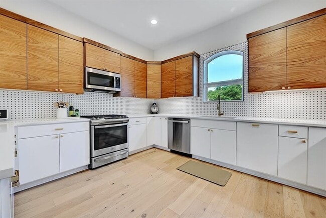 Building Photo - 4707 Craigwood Dr