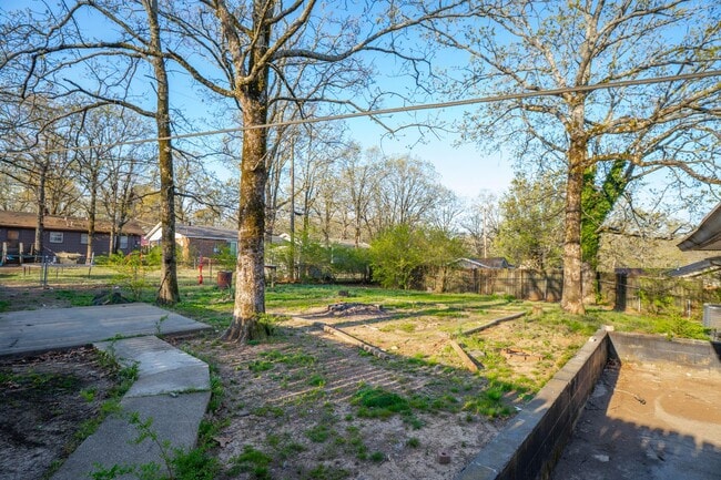 Building Photo - Large Backyard in North Little Rock
