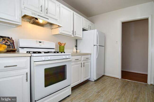 Primary Photo - 10637 Montrose Ave