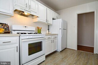 Building Photo - 10637 Montrose Ave