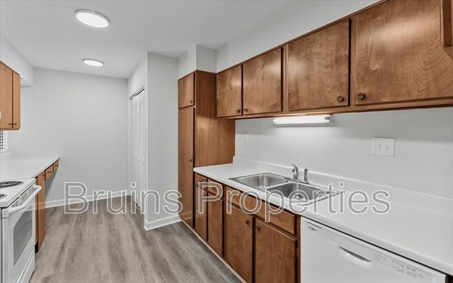 Building Photo - 1522 Benjamin Pkwy