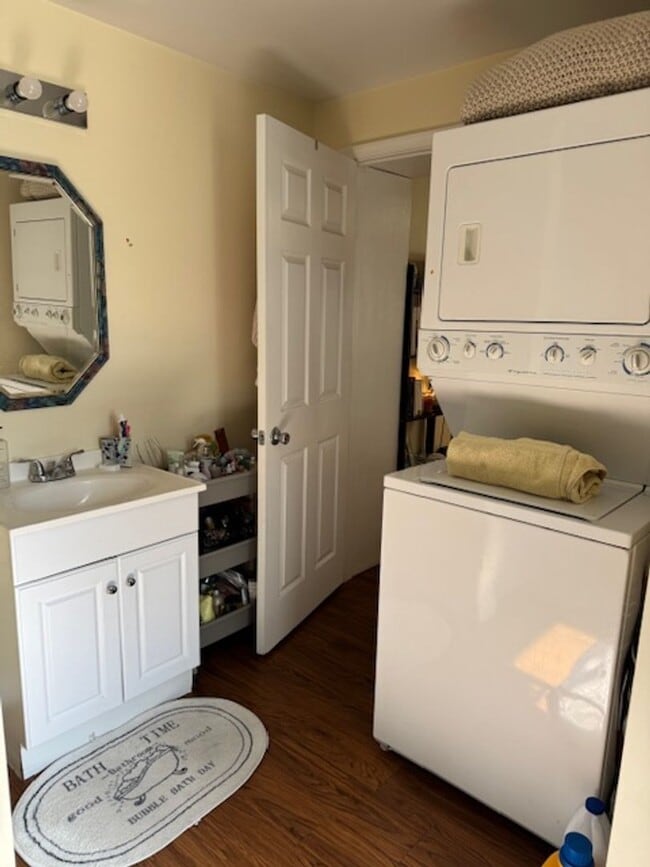 Building Photo - 215 N Lewis St