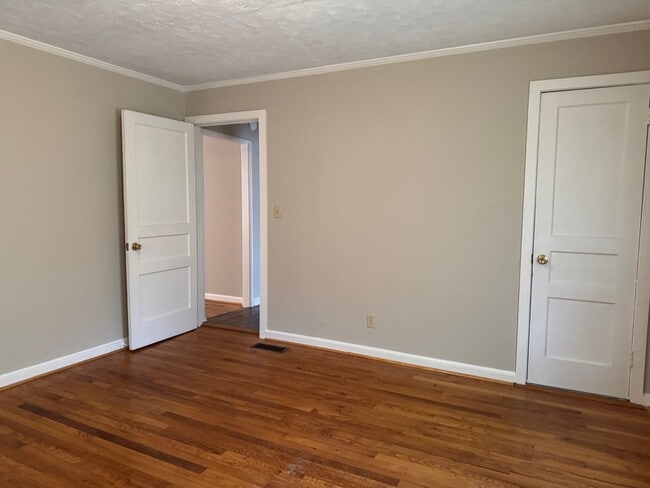Building Photo - 1625 Pineland Ave