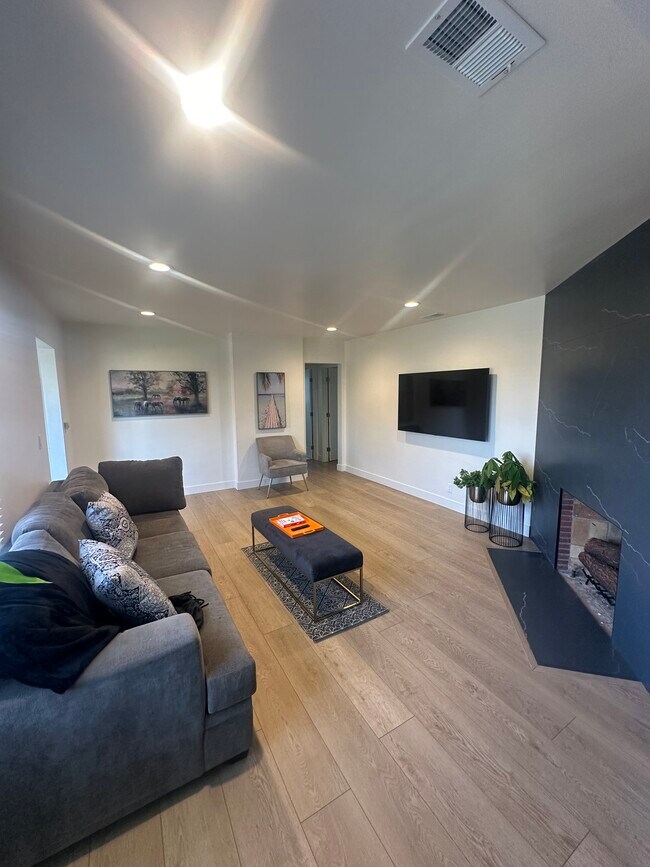 Building Photo - 2303 Amherst Ave