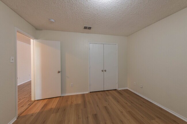 Building Photo - Great Location!