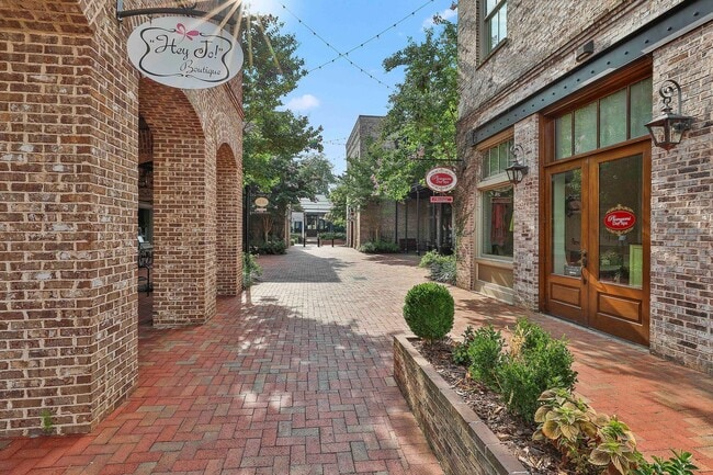 Building Photo - Spacious 5BR Home in Senoia — Golf Cart to Downtown