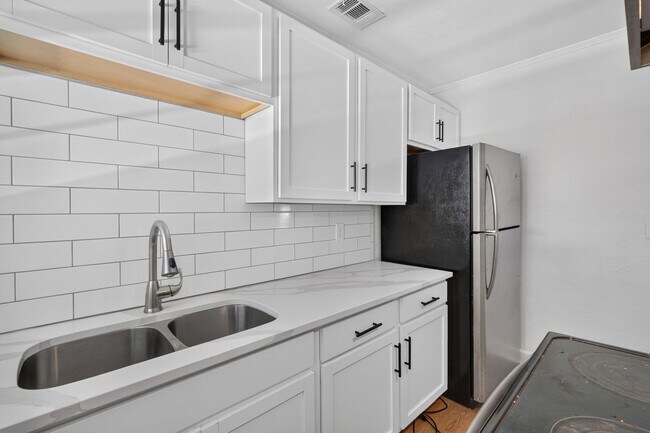 Building Photo - 216 E 57th St