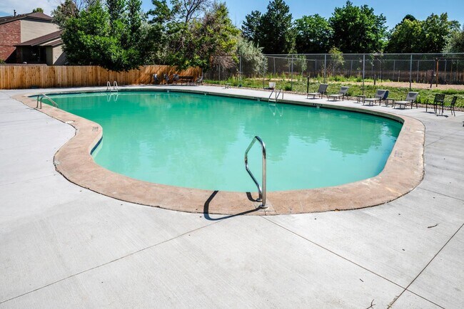 Building Photo - **Move-In Special** Top Floor Condo - Available Now!!