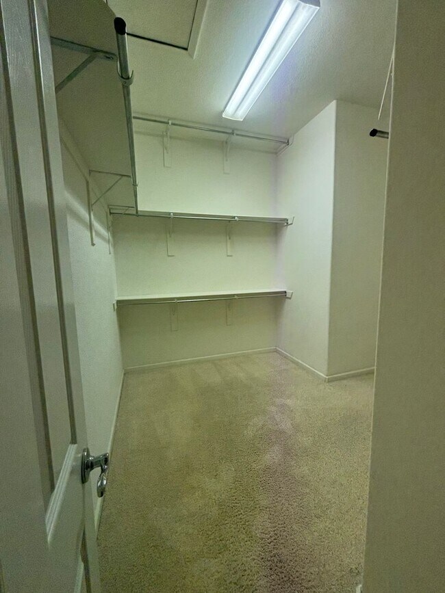 Building Photo - Beautiful 3 Bedroom 3 Bath Home