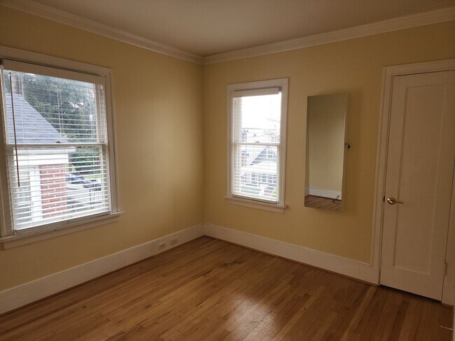 Building Photo - Spacious 3BR/3BA in Sought- After Queen Anne Location