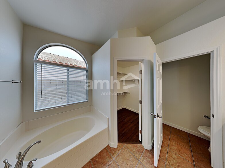 Building Photo - 504 Duran St