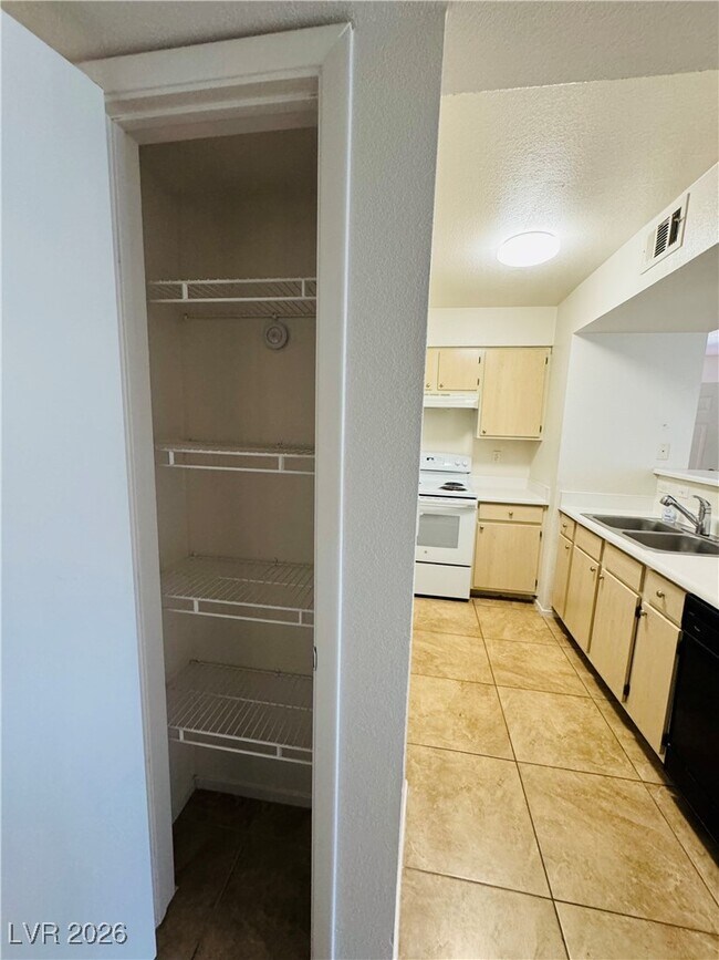 Building Photo - 1150 N Buffalo Dr