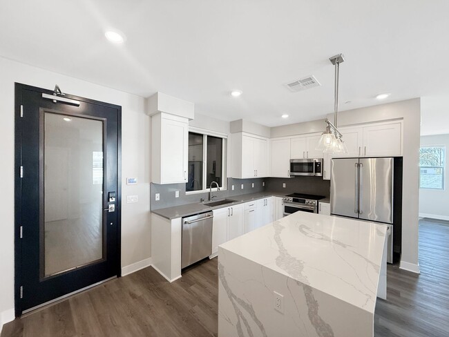 Building Photo - Stunning 3B/2.5BA Townhome in Oceanside fo...