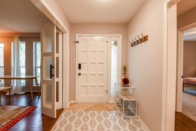 Building Photo - 115 Pine Manor Dr