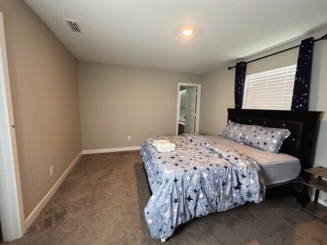 Building Photo - Big Danville Home Away From Home