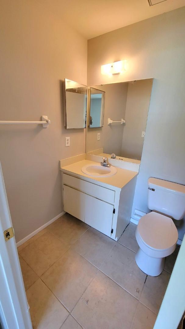 Building Photo - 985 Hickory Ct