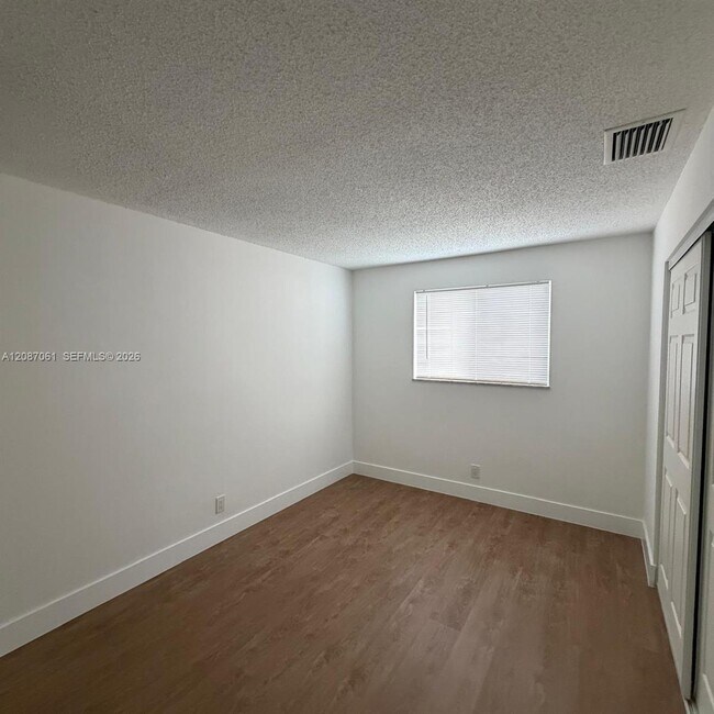 Building Photo - 3932 NW 39th Ave