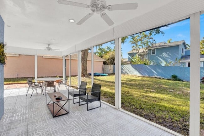 Building Photo - 940 Rainberry Lake Dr