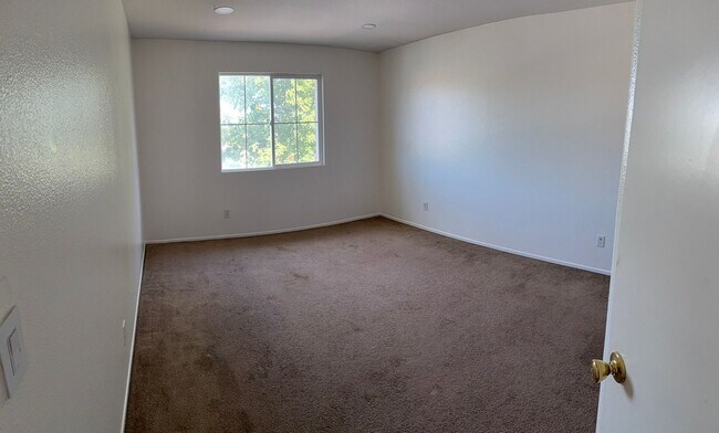 Building Photo - Spacious 4 bedroom / 3 Bathroom Jurupa Val...