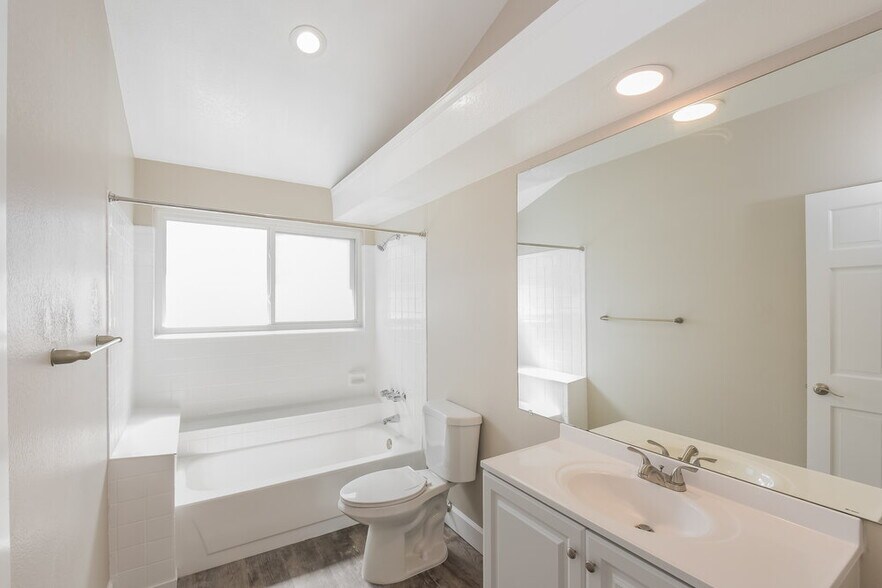 Building Photo - 15092 E Chenango Ave